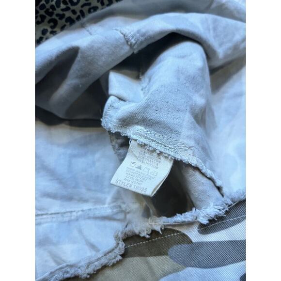 Mystree Camo Stretch Button Down Raw Hem Boho Casual Shirt Jacket Size Small - Picture 4 of 6